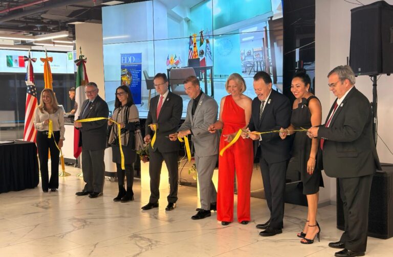 Representatives from the state of New Mexico and Mexico cut the ribbon at the opening celebration of<br />
New Mexico's Mexico City office. 